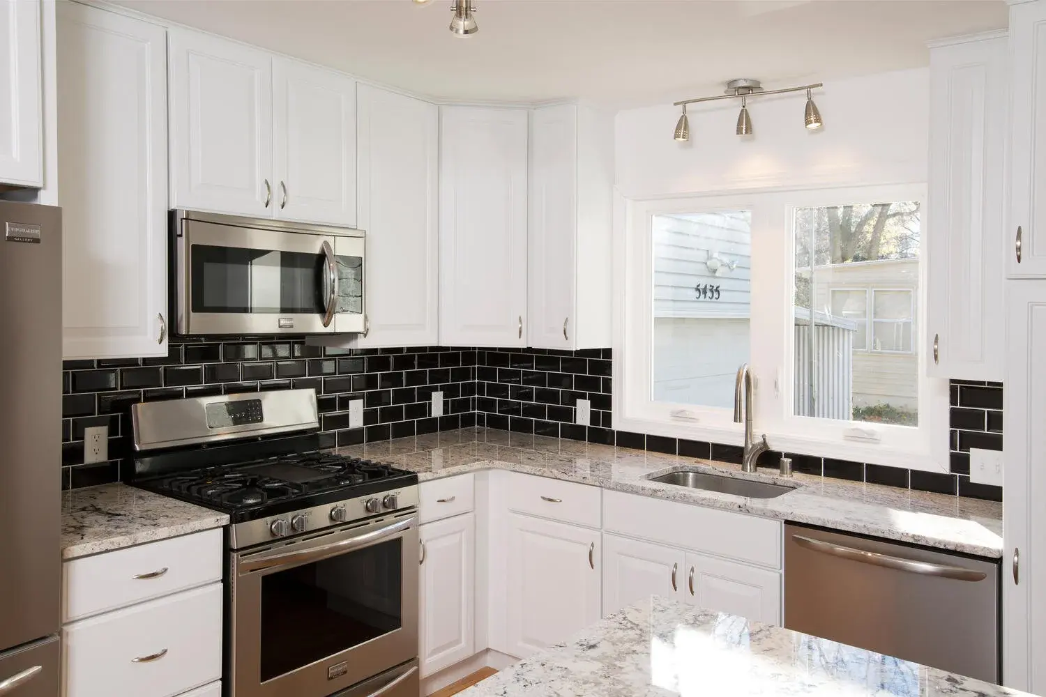 5435-Woodland-Rd-Minnetonka-MN-large-002-2-06-1500x1000-72dpi (1).jpg